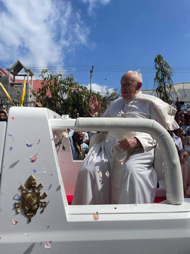 Paus Fransiskus dan Rombongan Tiba di Timor Leste